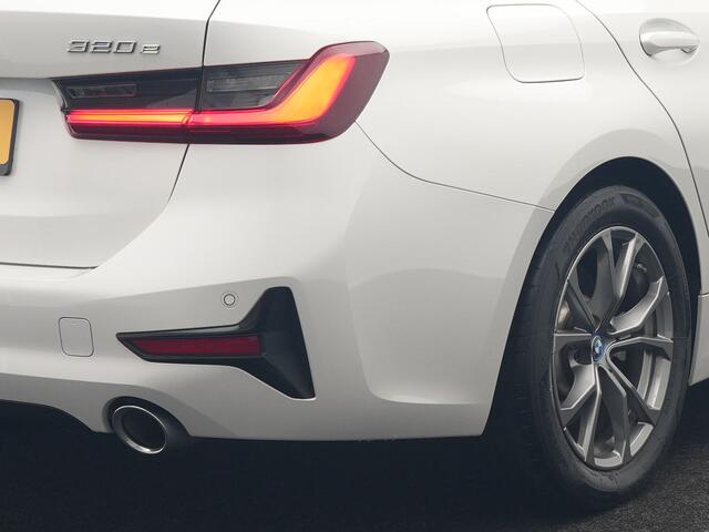 BMW 3-SERIE Touring 320e Sportline Plug In Hybrid 204pk Dealer O.H PHEV | Lederen Sportstoelen Verwarmd | Sfeerverlichting | Apple Carplay | Navigatie | Cruise Control | Virtual | DAB |
