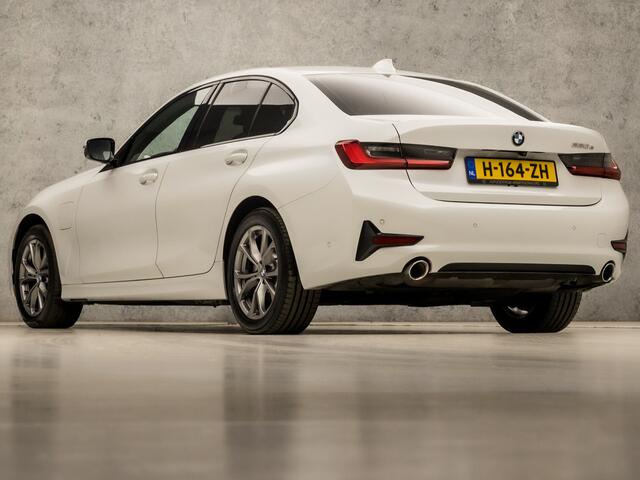 BMW 3-SERIE 330e Sportline 293Pk Automaat (APPLE CARPLAY, GROOT NAVI, ZWART HEMEL, COGNAC LEDER, CAMERA, STOELVERWARMING, SPORTSTOELEN, GETINT GLAS, SFEERVERLICHTING, NIEUWSTAAT)
