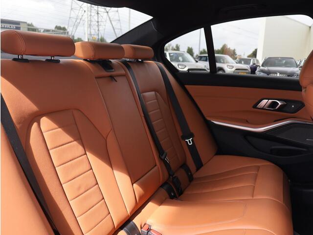 BMW 3-SERIE 318i High Executive Edition Stuurwielverwarming/ Head-Up/ Harman-Kardon/ Stoelverwarming/ Achteruitrijcamera/ Sportstoelen/ Panoramadak