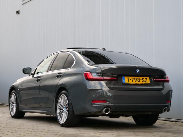 BMW 3-SERIE 320e 204 Pk Automaat Leer / Navi / Schuifdak / Camera / Head-up