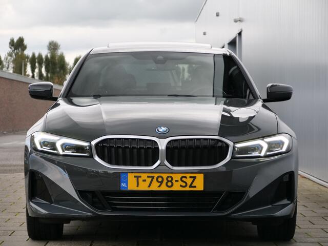 BMW 3-SERIE 320e 204 Pk Automaat Leer / Navi / Schuifdak / Camera / Head-up