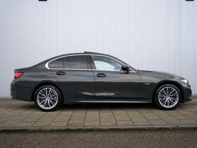 BMW 3-SERIE 320e 204 Pk Automaat Leer / Navi / Schuifdak / Camera / Head-up