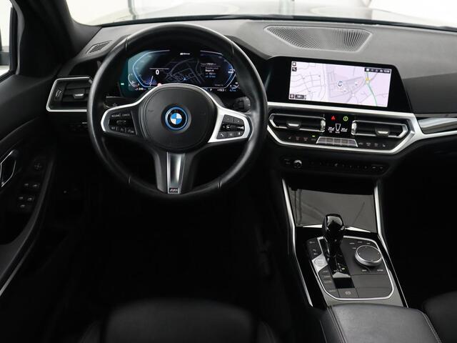 BMW 3-SERIE Touring 330e Business Edition Plus | Leder Bekleding | Carplay | Cruise Control | Navigatie | Laser LED koplampen | Stoelverwarming | LMV 18 |