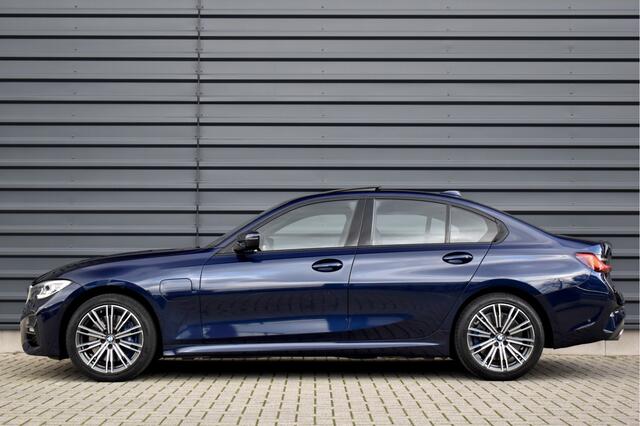 BMW 3-SERIE 330e High Executive M Sport Individual | Schuif/Kanteldak | Laser Light | Memory | Harman/Kardon | Camera | CarPlay |