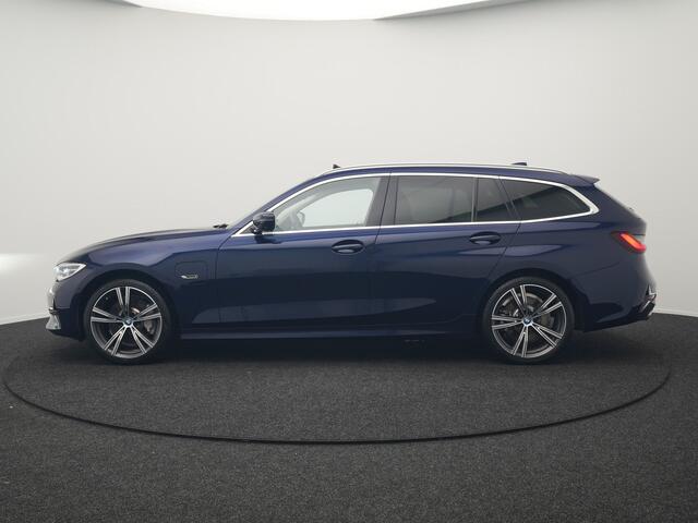 BMW 3-SERIE Touring 330e Luxury Line Plug In Hybrid 293pk Dealer O.H PHEV | Panodak | Adaptive Cruise | 360 Camera | Lederen Sportstoelen Memory & Verwarmd | Harman & Kardon | Apple Carplay | Sfeerverlichting | Blis | Virtual | Navigatie | DAB | 19"L.M |