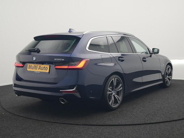 BMW 3-SERIE Touring 330e Luxury Line Plug In Hybrid 293pk Dealer O.H PHEV | Panodak | Adaptive Cruise | 360 Camera | Lederen Sportstoelen Memory & Verwarmd | Harman & Kardon | Apple Carplay | Sfeerverlichting | Blis | Virtual | Navigatie | DAB | 19"L.M |