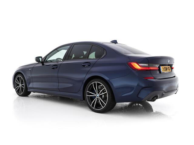 BMW 3-SERIE 330e eDrive Edition M-Sportpack (INCL.BTW) *LUXURY-LEATHER | FULL-LED | HEATED-SPORTSEATS | DIGI-COCKPIT | HIFI-SOUND | NAVI-FULLMAP | AMBIENT-LIGHT | 19''ALU*