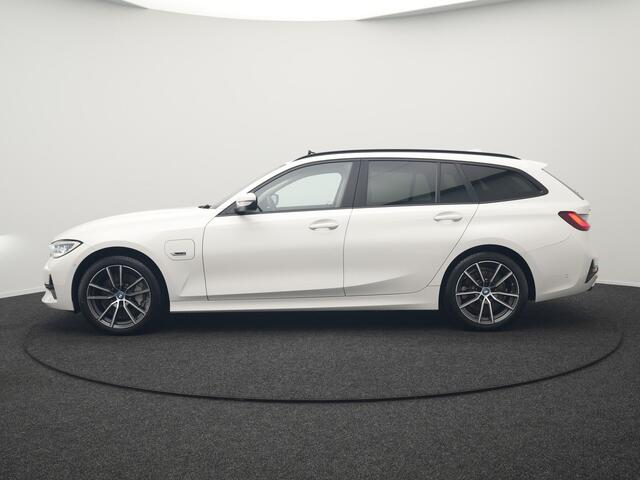 BMW 3-SERIE Touring 330e xDrive Sportline Plug In Hybrid 292pk Dealer O.H PHEV | Laser LED | Panodak | Adaptive Cruise | Camera | Lederen Sportstoelen Verwarmd | Apple Carplay | Keyless | Virtual | Navigatie | DAB | 18"L.M |