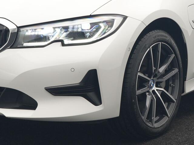 BMW 3-SERIE Touring 330e xDrive Sportline Plug In Hybrid 292pk Dealer O.H PHEV | Laser LED | Panodak | Adaptive Cruise | Camera | Lederen Sportstoelen Verwarmd | Apple Carplay | Keyless | Virtual | Navigatie | DAB | 18"L.M |