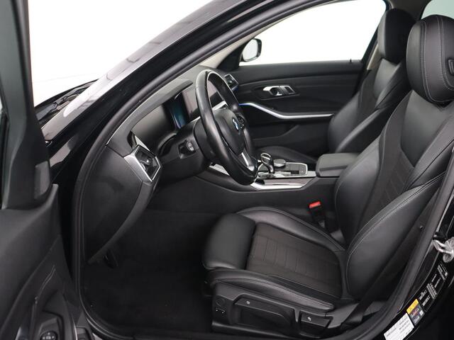 BMW 3-SERIE 330e Sport Line | Adaptive cruise | Stoelverwarming | Sportstoelen | Carplay | Sfeerverlichting | Live Cockpit | Navigatie | Half leder | DAB | Climate control | PHEV | Plug In
