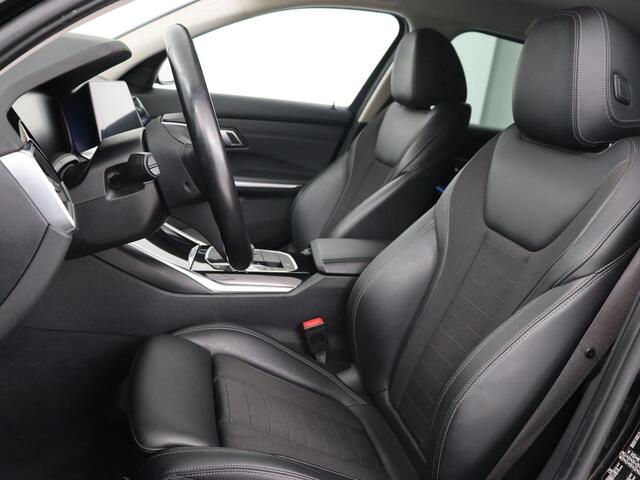 BMW 3-SERIE 330e Sport Line | Adaptive cruise | Stoelverwarming | Sportstoelen | Carplay | Sfeerverlichting | Live Cockpit | Navigatie | Half leder | DAB | Climate control | PHEV | Plug In