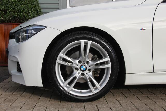 BMW 3-SERIE Touring 318i M Sport Edition | NL Auto | PANO-DAK | HARMAN KARDON | Keyless | Digi-Dash | Navi | BMW ConnectedDrive | Sportstoelen | Stoelverw | ECC | Bluetooth | PDC | AUX-USB | Alarm | Dealer onderhouden | Zeer nette