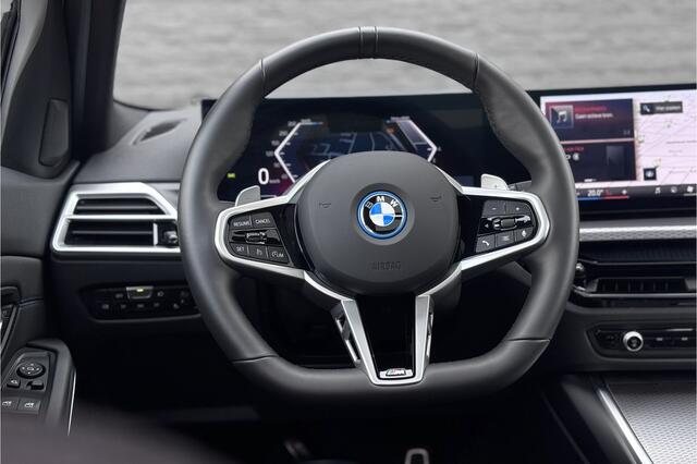 BMW 3-SERIE Touring 330e M-Sport | 19,5 kWh Accu | Panodak | Head-Up | Memory | Trekhaak | 360° Camera | Fabrieksgarantie