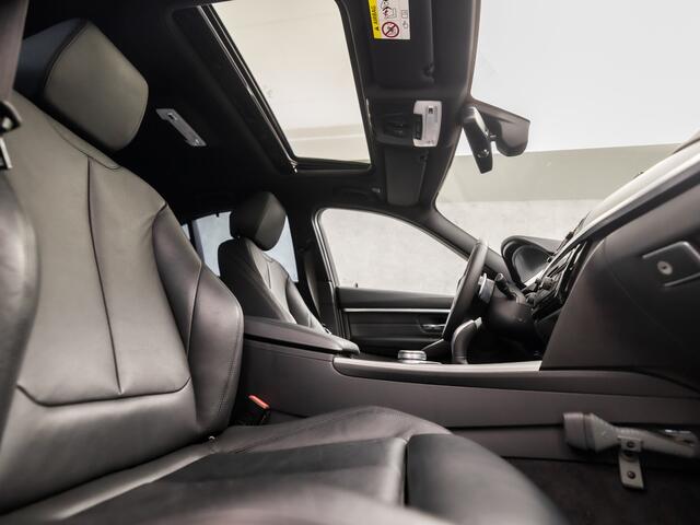 BMW 3-SERIE 320i M Sport High Executive 184Pk Automaat (SCHUIFDAK, M PAKKET, GROOT NAVI, DEALER ONDERHOUDEN, HEAD-UP DISPLAY, LEDER, STOELVERWARMING, SPORT AUTOMAAT, GROOTLICHTASSISTENT, NIEUWSTAAT)