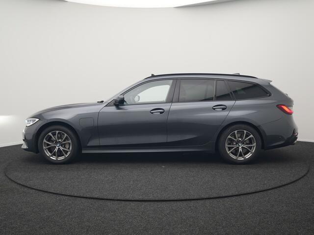 BMW 3-SERIE Touring 330e xDrive Sportline Plug In Hybrid 293pk Dealer O.H. PHEV | Panodak | Head Up | Adaptive Cruise | Laser LED | Harman & Kardon | Lederen Sportstoelen Memory & Verwarmd | Sfeerverlichting | Virtual | Navigatie |