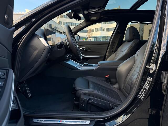 BMW 3-SERIE Touring 320d xDrive M-SPORT ** LED, NAVI+, LEDER, PANORAMA, H&K, HuD, TREKH, 19-inch LMV ** 1e EIG - UNFALLFREI ** ** INFORMEER OOK NAAR ONZE AANTREKKELIJKE FINANCIAL-LEASE TARIEVEN **