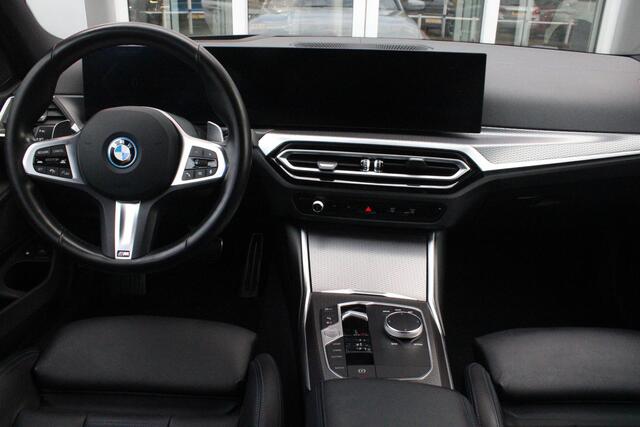 BMW 3-SERIE Touring 330e 292PK M-SPORT | M-SPORT PRO-PAKKET | M-SPORT REMMEN UITGEVOERD IN DONKERBLAUW MET M LOGO | BMW LIVE COCKPIT PROFESSIONAL | CURVED DISPLAY |DRIVING ASSISTANT INCL. HEAD-UP DISPLAY | PANORAMISCH SCHUIF/KANTEL DAK | PARKING ASSIST INCL. ACHTERUI