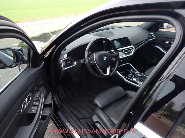 BMW 3-SERIE 318i SPORTLINE VIRTUAL/DAB/CARPLAY/SFEERVERLICHTING/SPORTSTOEL