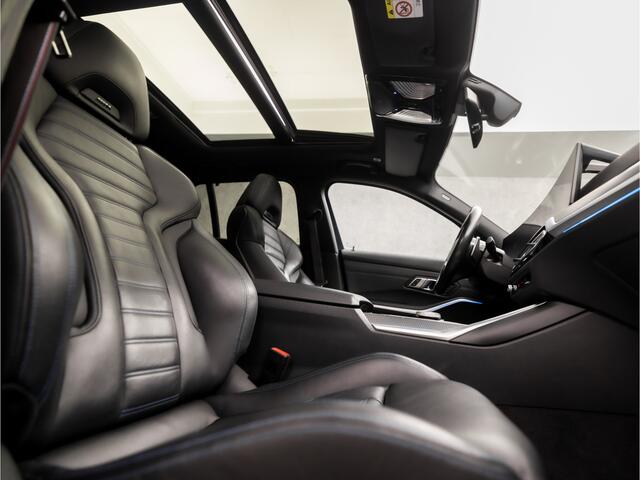 BMW 3-SERIE Touring 330e M Sport 293Pk Automaat (KUIPSTOELEN, PANORAMADAK, HEAD-UP DISPLAY, HARMAN/KARDON, ADAPTIVE CRUISE, M SPORTSTOELEN, SFEERVERLICHTING, ELEK ACHTERKLEP, APPLE CARPLAY, KEYLESS, CAMERA, NIEUWSTAAT)