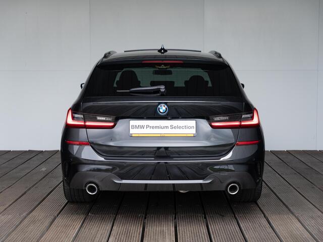 BMW 3-SERIE Touring 330e xDrive | M Sport | Innovationspakket | Verwarmd Stuurwiel | Comfort Access | Achteruitrijcamera | Panoramadak | Stoelverwarming | Head-Up Display | Laserlight | Trekhaak