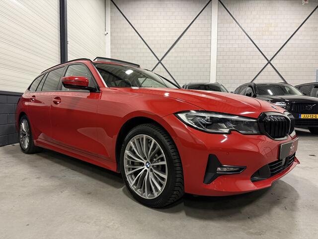 BMW 3-SERIE Touring 330e High Exe 87DKM/PANO/LASER/TREKHAAK/HEAD-UP/H&K/ACC/360CAMERA/LEER-SPORT/18"/SHADOW-LINE/MELBOURNE-RED METALLIC/NET OH BEURT GEHAD BIJ BMW DEALER