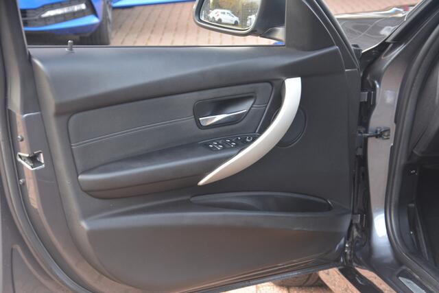 BMW 3-SERIE Touring 330d RWD High Executive | Navigatie | Sportstoelen | Full LED | ACC | Stoelverwarming | PDC | Elek.Trekhaak!! | Keurige 330d met de fijne 6 cilinder.