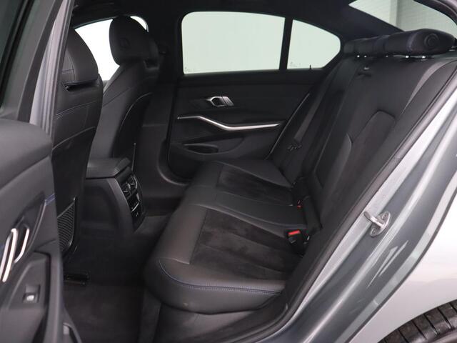 BMW 3-SERIE 320e M Sport | Trekhaak | Stoelverwarming | Camera | Leder/Alcantara | Stuurverwarming | Carplay | Live Cockpit Plus | Adaptief LED | Sportstoelen | Cruise control | PHEV | Plug In