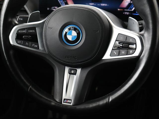 BMW 3-SERIE 320e M Sport | Trekhaak | Stoelverwarming | Camera | Leder/Alcantara | Stuurverwarming | Carplay | Live Cockpit Plus | Adaptief LED | Sportstoelen | Cruise control | PHEV | Plug In