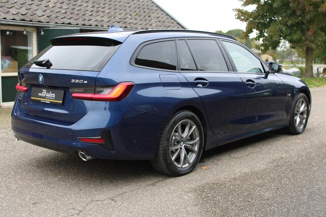 BMW 3-SERIE Touring 330e Business Edition PHEV PANO GR NAVI VIRTUAL 58000KM!!!