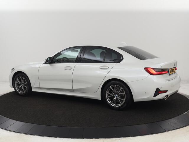 BMW 3-SERIE 318i Sport Line | Carplay | Camera | Sportstoelen | Sfeerverlichting | Live Cockpit | Navigatie | Full LED | Half leder | Park Assist | Climate control | DAB | Cruise control | Bluetooth