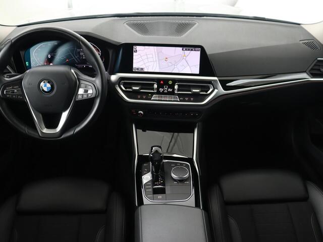 BMW 3-SERIE 318i Sport Line | Carplay | Camera | Sportstoelen | Sfeerverlichting | Live Cockpit | Navigatie | Full LED | Half leder | Park Assist | Climate control | DAB | Cruise control | Bluetooth