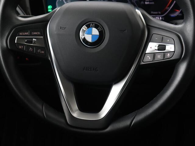 BMW 3-SERIE 318i Sport Line | Carplay | Camera | Sportstoelen | Sfeerverlichting | Live Cockpit | Navigatie | Full LED | Half leder | Park Assist | Climate control | DAB | Cruise control | Bluetooth