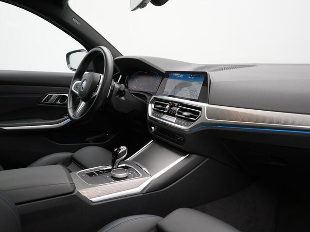 BMW 3-SERIE Touring 320e M Sport Plug In Hybrid 204pk Dealer O.H. PHEV | Trekhaak Af Fabriek | Panodak | Camera | Adaptief Onderstel | 19"L.M | Alcantara Sportstoelen Memory & Verwarmd | Sfeerverlichting | Apple Carplay | Keyless | Navigatie | DAB |