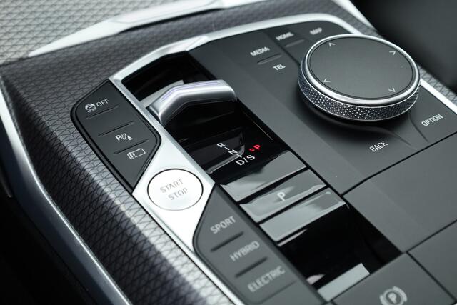 BMW 3-SERIE Touring 330e xDrive M Sport | Pano | HUD | Leder | Adapt. Cruise | Camera | Elek. Stoelen | Keyless | Stoelverw.