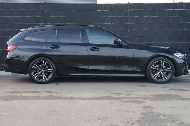 BMW 3-SERIE Touring 320i High Executive Edition | Adap. Cruise | Stoel-/Stuurverwarming | Navigatie | Halfleder | Carplay | Parkeersensoren