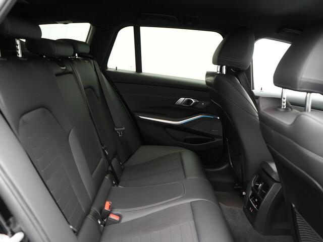 BMW 3-SERIE Touring 330e Sportline Plug In Hybrid 293pk Dealer O.H PHEV | Camera | Apple Carplay | Lederen Sportstoelen Verwarmd | Harman Kardon | Black Optic | Navigatie | Sfeerverlichting | Virtual | DAB |
