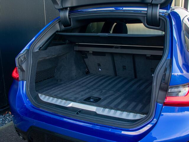 BMW 3-SERIE Touring 330e l Long Range l Trekhaak l M-sport l Schuif-/kantel dak l Adaptive LED l Verwarmd Stuurwiel l Head-Up l