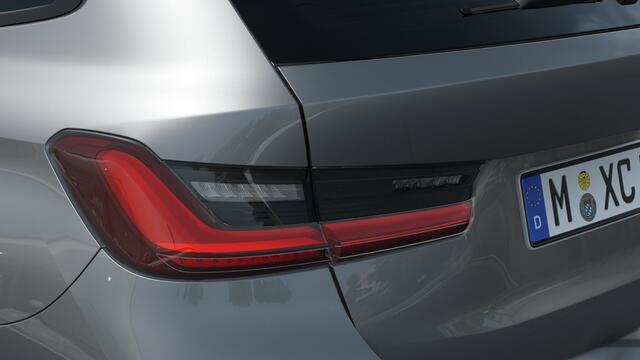 BMW 3-SERIE Touring 330e M Sport Automaat / Panoramadak / Sportstoelen / Achteruitrijcamera / Comfort Access / Adaptieve LED / Stoelverwarming /