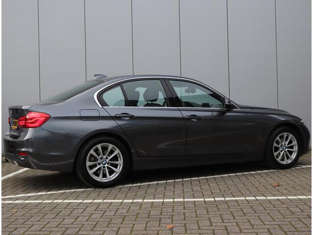 BMW 3-SERIE 318i Sport High Executive | Parkeercamera | LED | Org. Nederlands