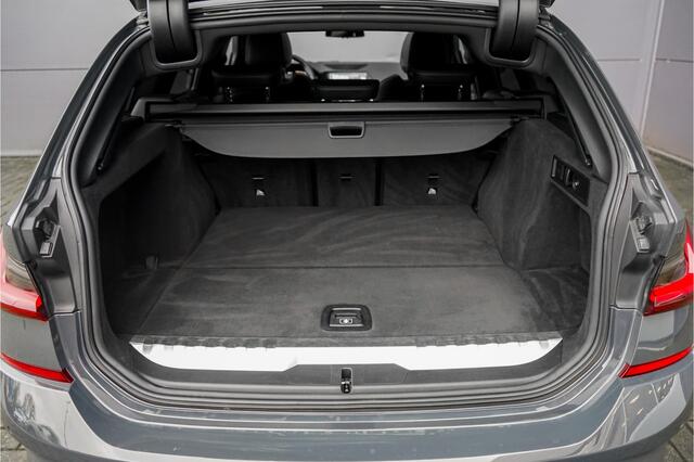 BMW 3-SERIE Touring 320e M-Sport Dravitgrau Pano Leder Trekhaak 19"