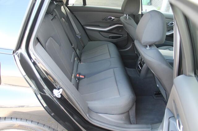 BMW 3-SERIE 320E - Elektr. Achterklep - Parkeercamera - Navigatie