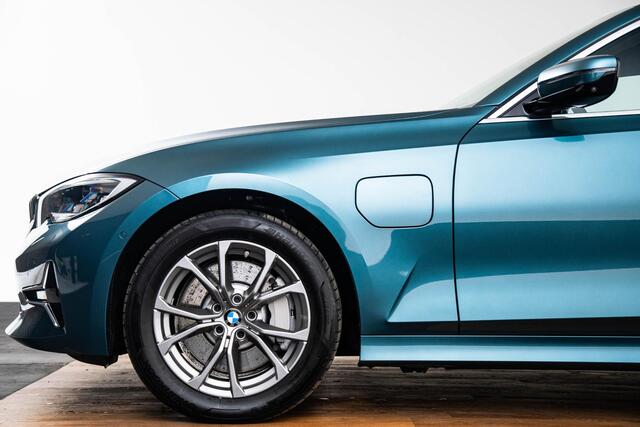 BMW 3-SERIE 330e High Executive Luxury Line - Trekhaak - Panoramadak - Head up - Driving Assistant Professional - Stoelverwarming Voor/Achter - Elektrisch verstelbare stoelen - Getinte Ruiten - Comfort Access -
