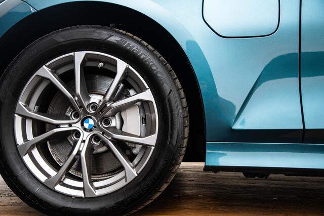 BMW 3-SERIE 330e High Executive Luxury Line - Trekhaak - Panoramadak - Head up - Driving Assistant Professional - Stoelverwarming Voor/Achter - Elektrisch verstelbare stoelen - Getinte Ruiten - Comfort Access -