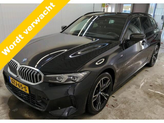 BMW 3-SERIE Touring 330e M-Sport 292 pk Facelift LCI 2 Trekhaak Leder Life Cockpit Plus Widescreen Sfeerverlichting Vlak Stuur Carplay Led Stoelverwarming NL Auto BTW 1e Eigenaar Fabrieksgarantie 25/11/2027 ! 19,5 kWh Accu !