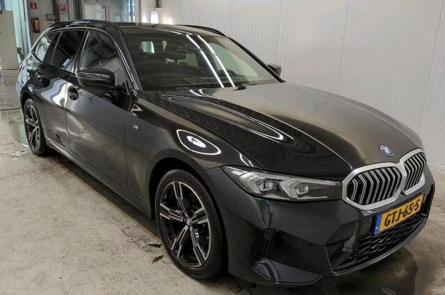 BMW 3-SERIE Touring 330e M-Sport 292 pk Facelift LCI 2 Trekhaak Leder Life Cockpit Plus Widescreen Sfeerverlichting Vlak Stuur Carplay Led Stoelverwarming NL Auto BTW 1e Eigenaar Fabrieksgarantie 25/11/2027 ! 19,5 kWh Accu !