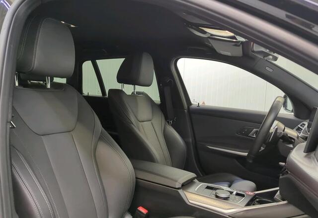 BMW 3-SERIE Touring 330e M-Sport 292 pk Facelift LCI 2 Trekhaak Leder Life Cockpit Plus Widescreen Sfeerverlichting Vlak Stuur Carplay Led Stoelverwarming NL Auto BTW 1e Eigenaar Fabrieksgarantie 25/11/2027 ! 19,5 kWh Accu !