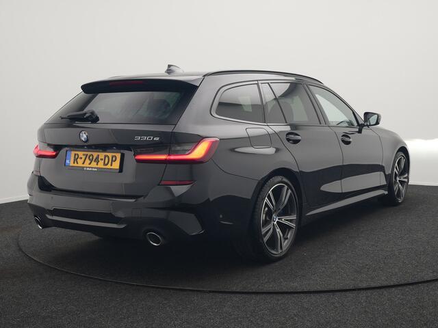 BMW 3-SERIE Touring 330e M Sport Plug In Hybrid 293pk PHEV | Panodak | Adaptief Onderstel | Head Up | Adaptive Cruise | Camera | Alcantara Sportstoelen Memory & Verwarmd | Apple Carplay | Sfeerverlichting | Navigatie | Keyless | Blis | DAB |