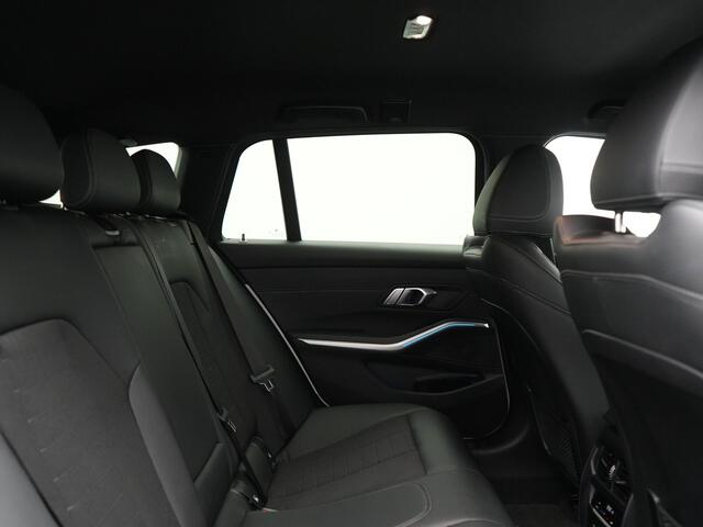 BMW 3-SERIE Touring 330i Sportline 259pk Dealer O.H. | Trekhaak Af Fabriek | Lederen Sportstoelen Verwarmd | Apple Carplay | Sfeerverlichting | Cruise Control | Navigatie | Virtual | 18"L.M |