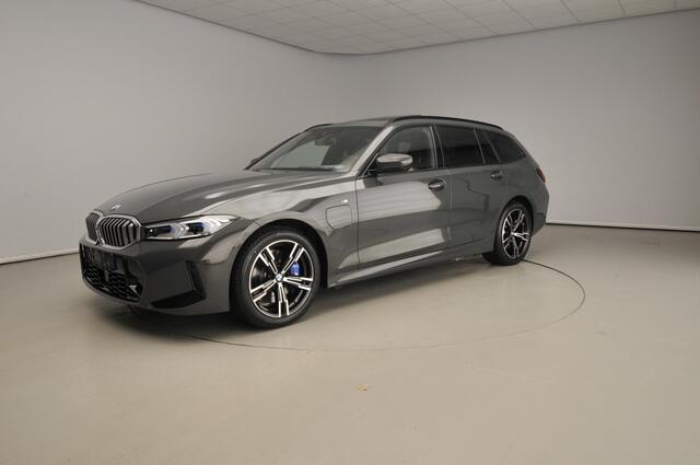 BMW 3-SERIE Touring 330e | M-Sportpakket | LED | HUD | Schuifdak | Active Cruise | Trekhaak | DAB | Hifi speakers | Alu 18 inch