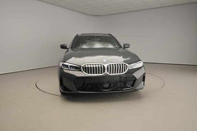 BMW 3-SERIE Touring 330e | M-Sportpakket | LED | HUD | Schuifdak | Active Cruise | Trekhaak | DAB | Hifi speakers | Alu 18 inch